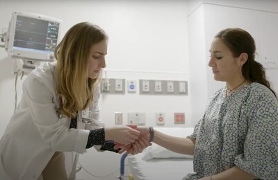 Кодирование Аквилонг в Шилке Врач держит пациентку за руку